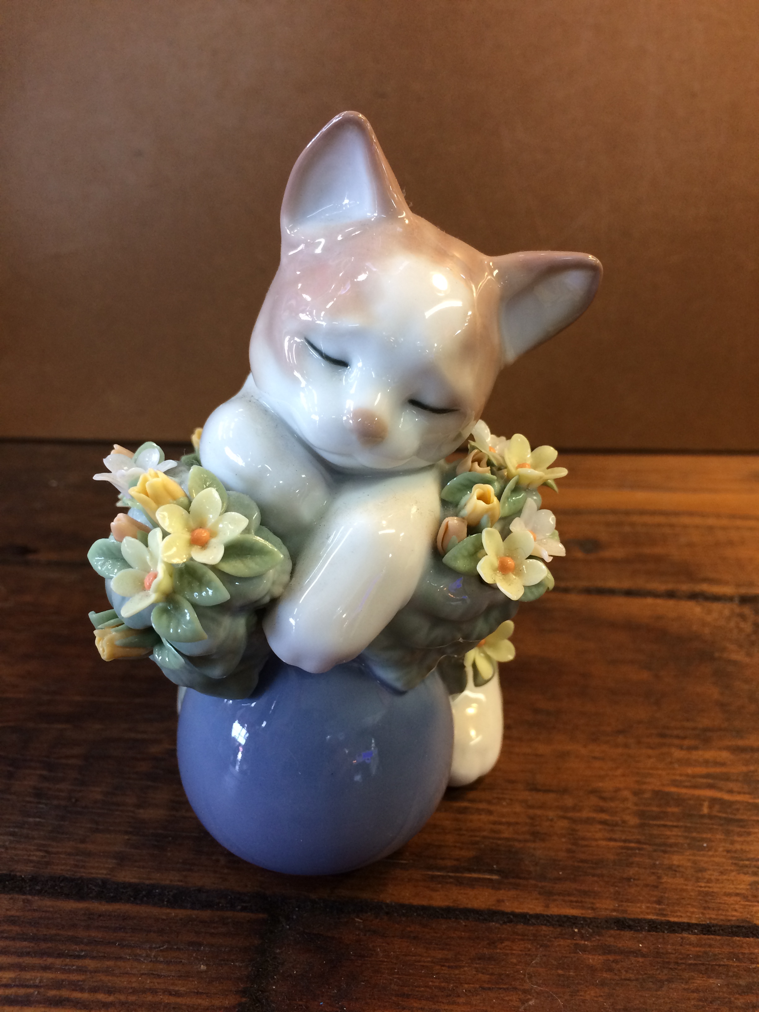 Amazon.co.jp: リヤドロ 猫「お昼寝の場所」Dreamy Kitten : ホーム  