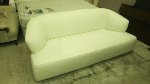 IDC大塚ソファー白