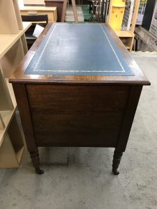 ロイズ・アンティークスLloyd's Antiquesデスク (2)