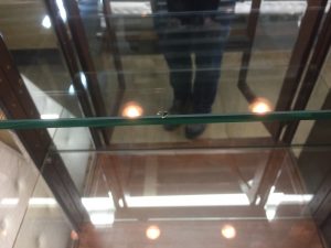 照明付なので収納している物が明るく照らされ見栄え良く飾ることができます。