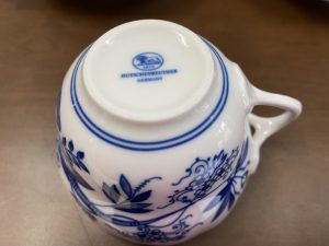 HUTSCHENREUTHERブルーオニオンカップ＆ソーサーペア