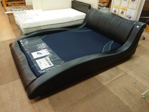 商談中【愛品倶楽部柏店】値下げしました デザインフロアダブルベッド 西川産業 マットレス Ａｉｒ 【店舗同時販売中】】 - ダブルベッド