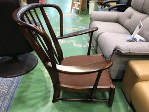 カリモクのコロニアルシリーズ平織布張肘掛椅子買取致しました。愛品館 