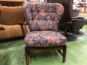 カリモクのコロニアルシリーズ平織布張肘掛椅子買取致しました。愛品館 