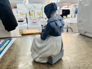 ロイヤルコペンハーゲン フィギュリン 1317 編み物をする女性 買取致しました｜愛品館千葉店