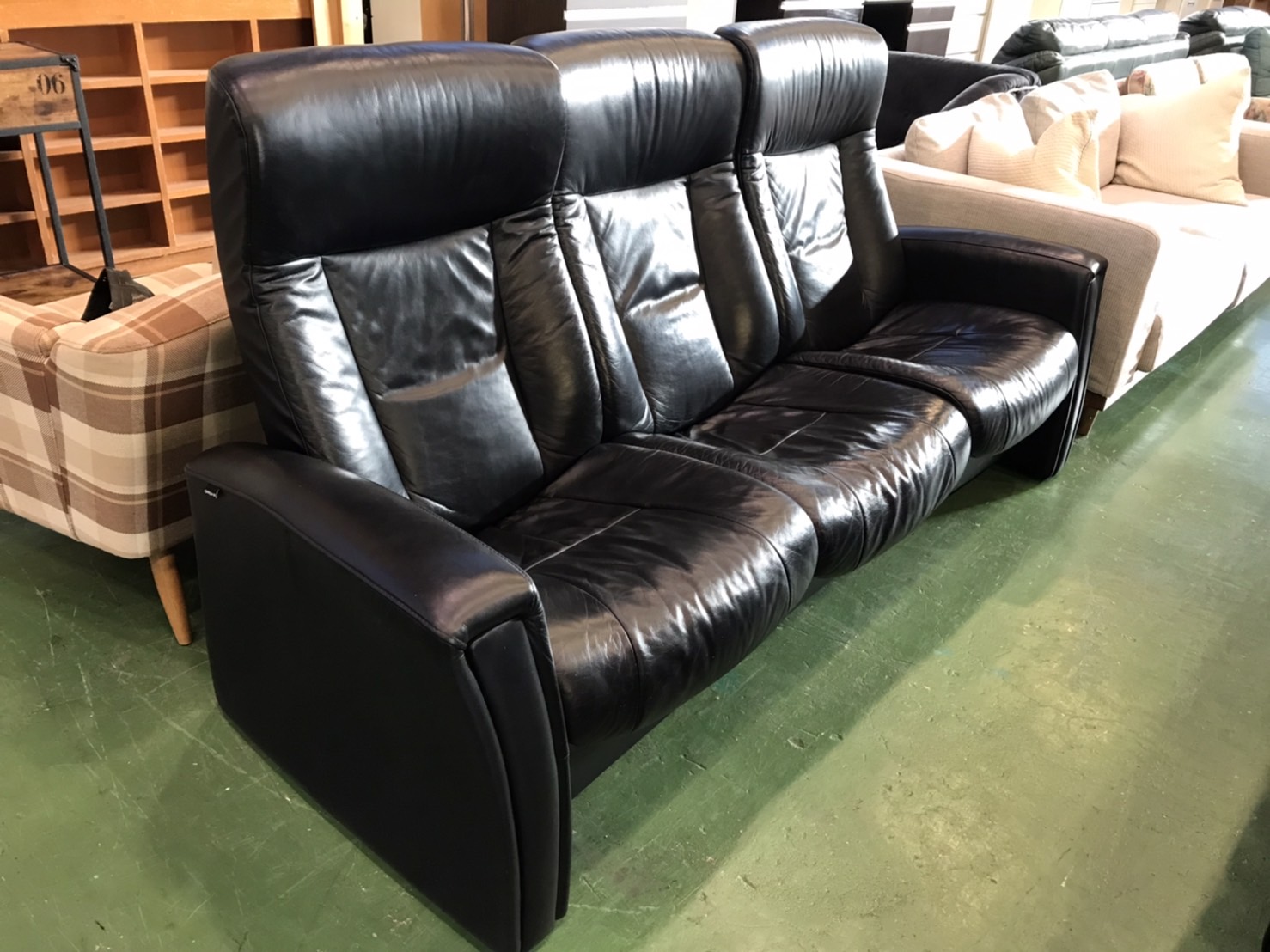 Hjellegjerde(イエリアーダ)の3人掛総本革リクライナー買取致しました  