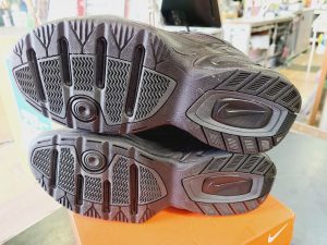 ナイキ エア モナーク 4 スニーカー