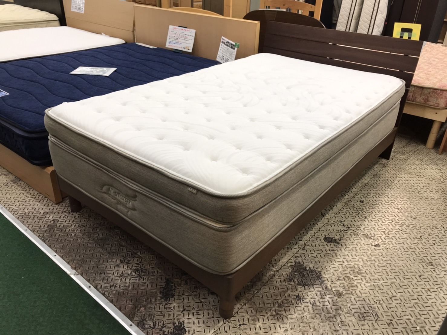 ニトリのセミダブルベッド(NスリープラグジュアリーL3)買取致しました  