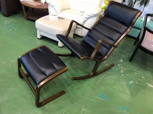 天童木工のロッキングチェアとオットマンのセット買取致しました。愛品 