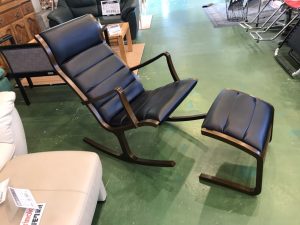 天童木工のロッキングチェアとオットマンのセット買取致しました。愛品 