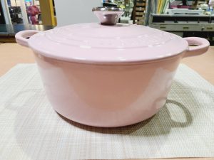 ル・クルーゼ(Le Creuset) 鋳物 ホーロー  鍋ココット・ロンド22 cmシフォンピンク ガス IH オーブン 対応