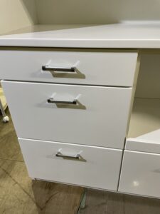 ３枚扉キッチンボード白 4