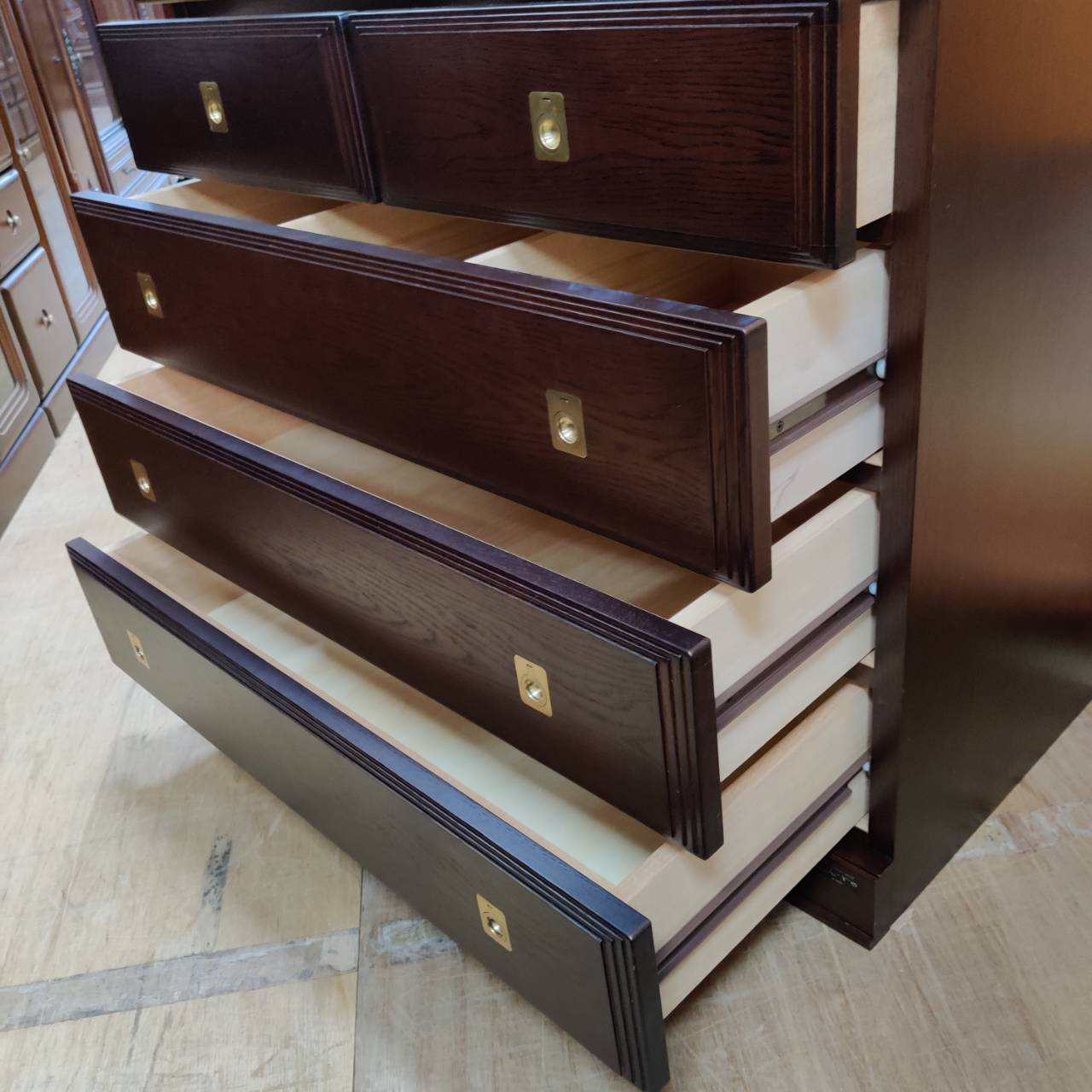 愛品倶楽部柏店】斉藤家具工業 照明&引出付き ガラス棚キャビネット