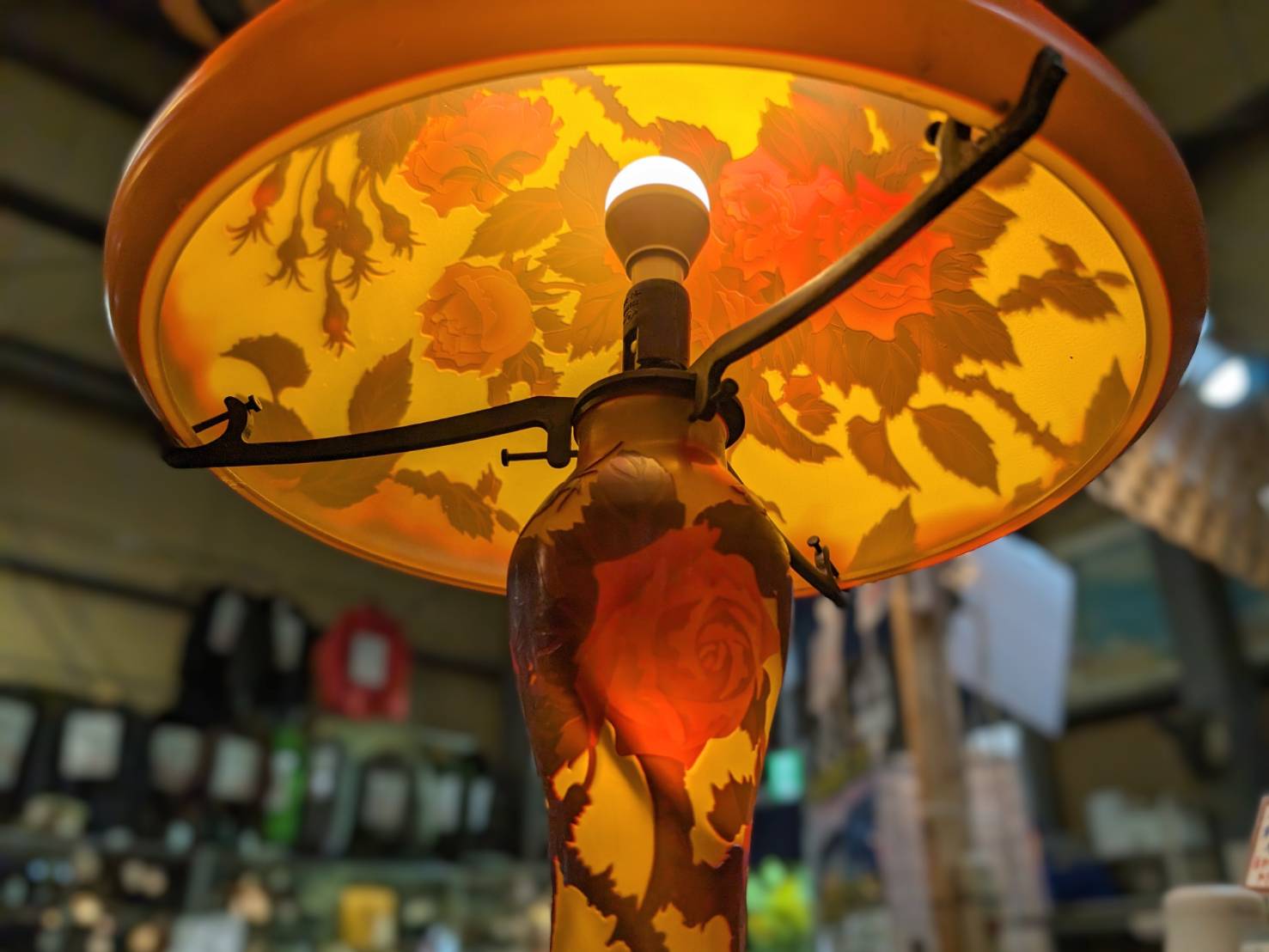 エミール・ガレ風テーブルランプ バラ モチーフを店頭にて販売中です 