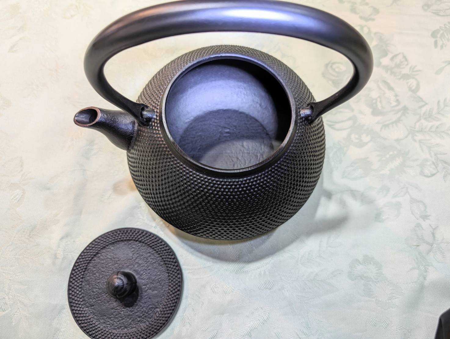 未使用 岩鋳 南部鉄器 鉄瓶9型平丸アラレ 11935を店頭にて販売中です  