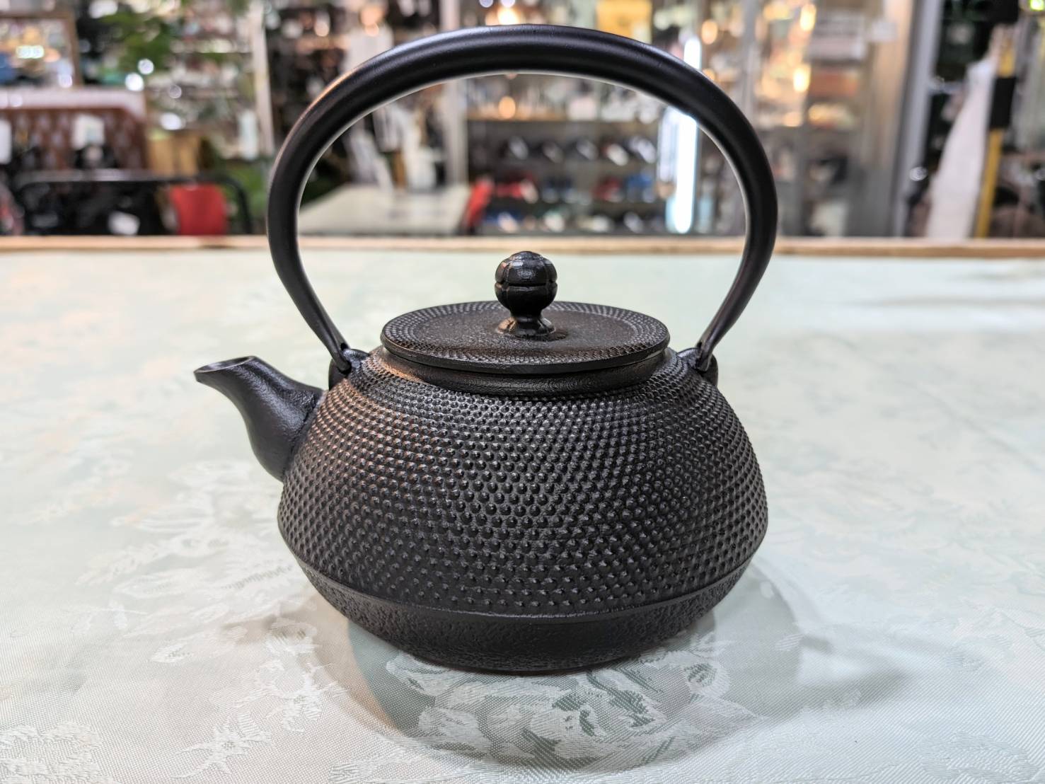 未使用 岩鋳 南部鉄器 鉄瓶9型平丸アラレ 11935を店頭にて販売中です 