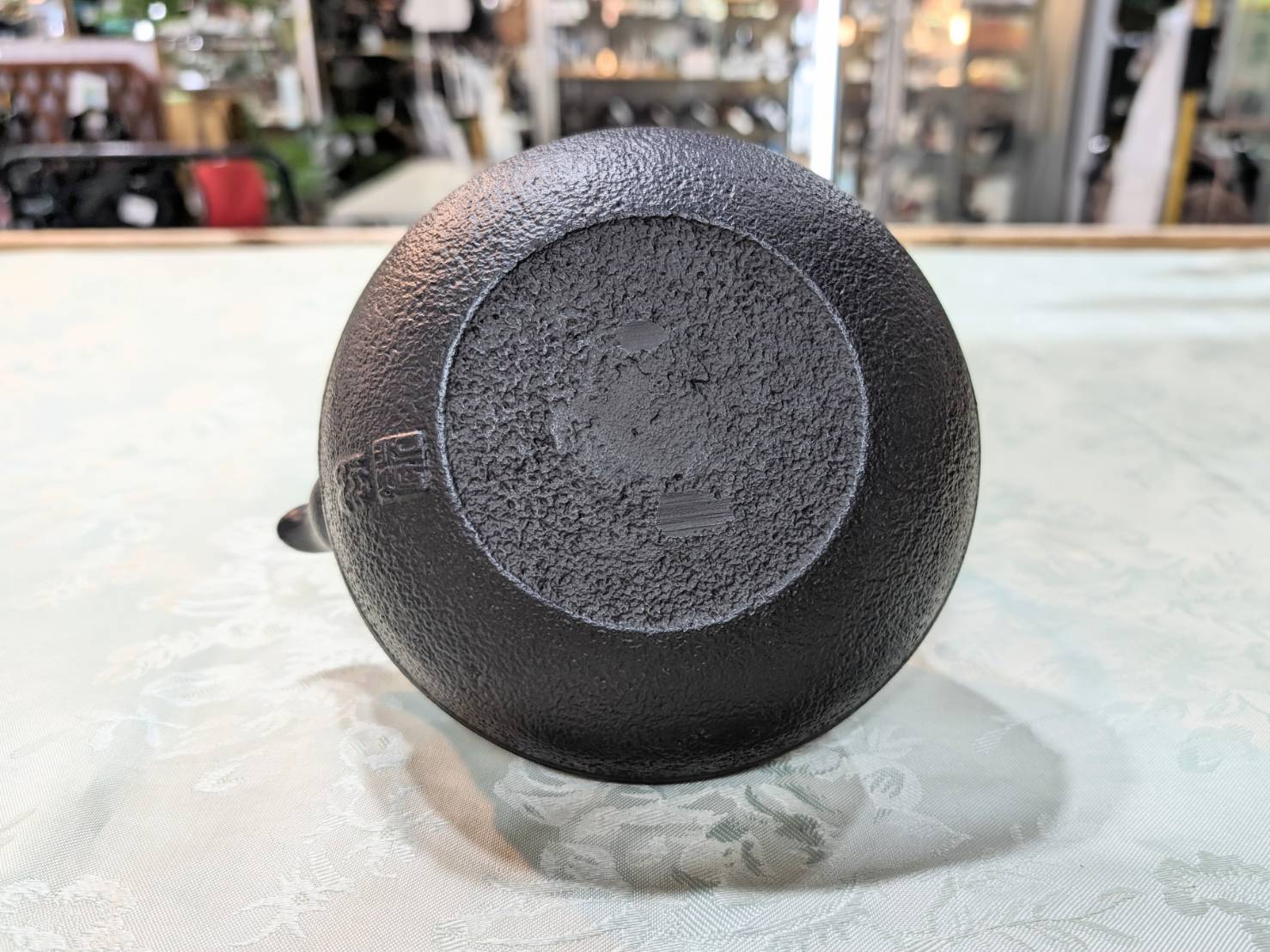 未使用 岩鋳 南部鉄器 鉄瓶9型平丸アラレ 11935を店頭にて販売中です  