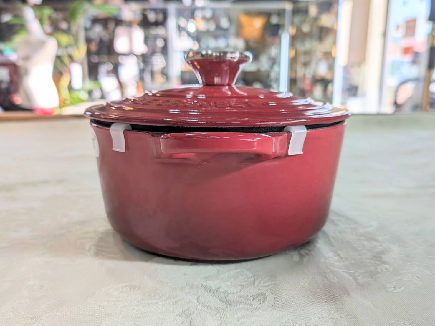 Le Creuset ル・クルーゼ ココット・ロンド 18cmを店頭にて販売中です 