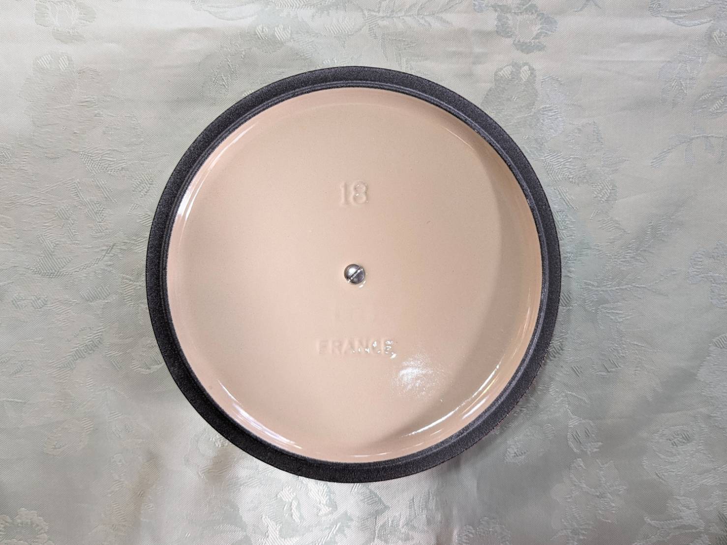 Le Creuset ル・クルーゼ ココット・ロンド 18cmを店頭にて販売中です 