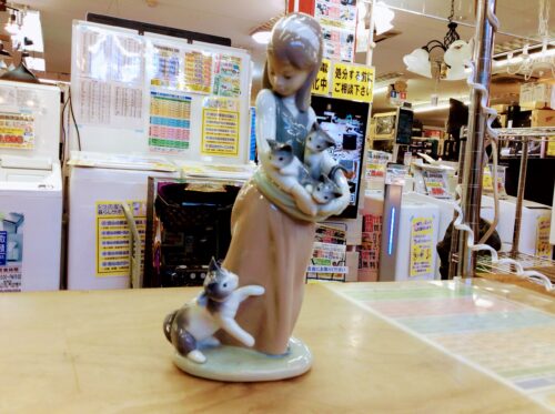 リヤドロ　子猫をエプロンニ