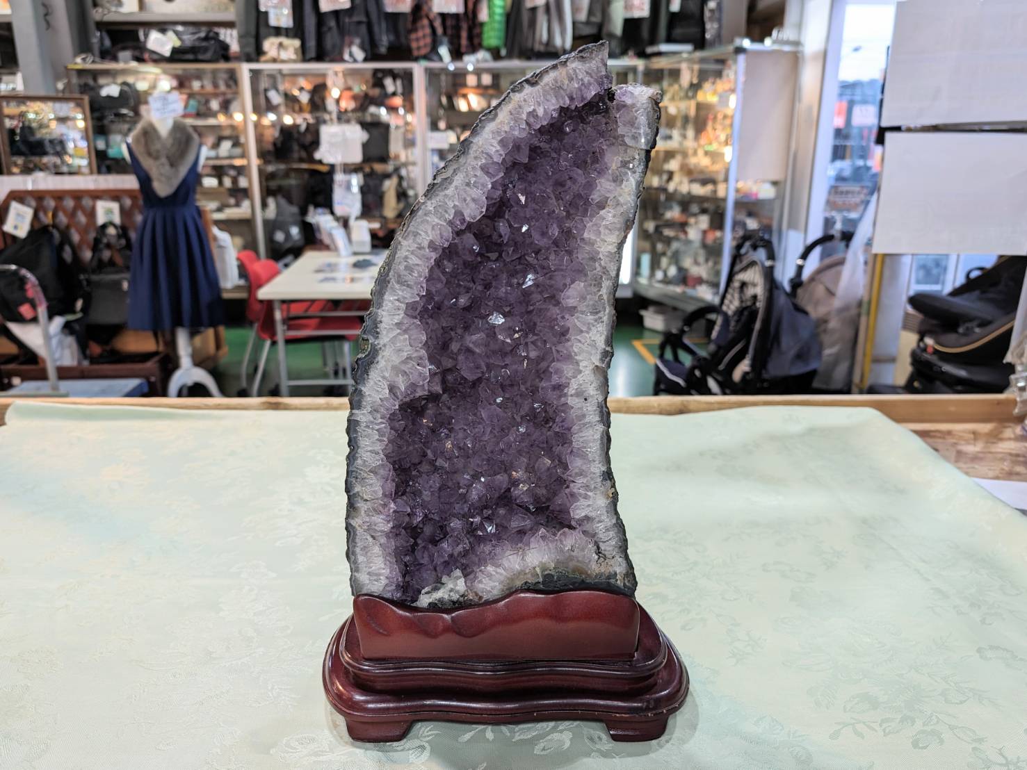 置物 アメジストドーム 紫水晶 パワーストーンを店頭にて販売中です 