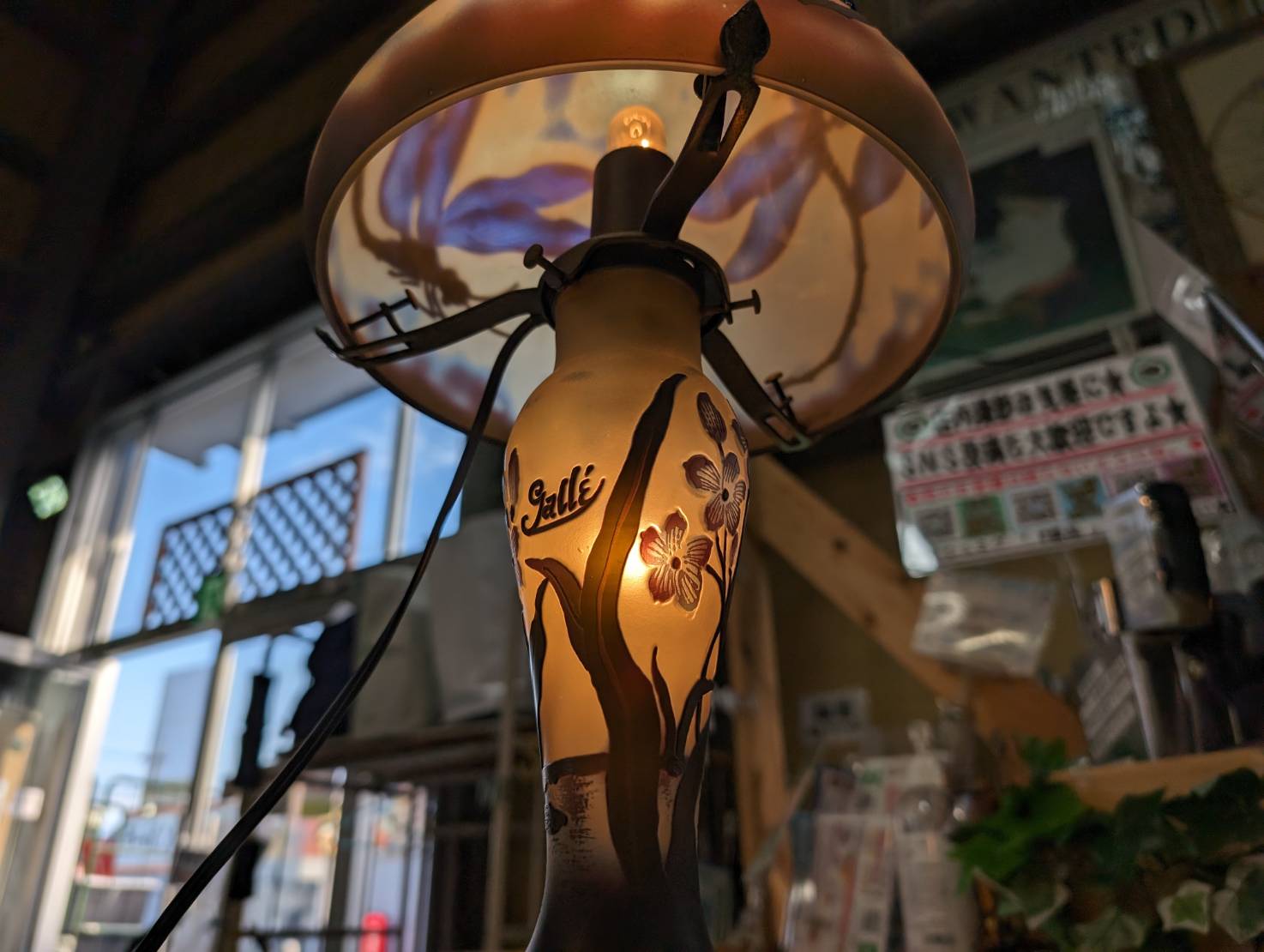 エミール・ガレ風テーブルランプ トンボと花を店頭にて販売中です 
