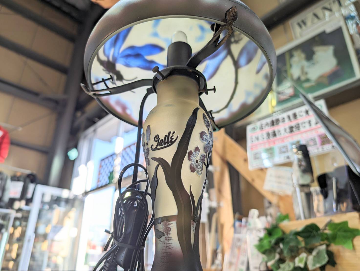 エミール・ガレ風テーブルランプ トンボと花を店頭にて販売中です 