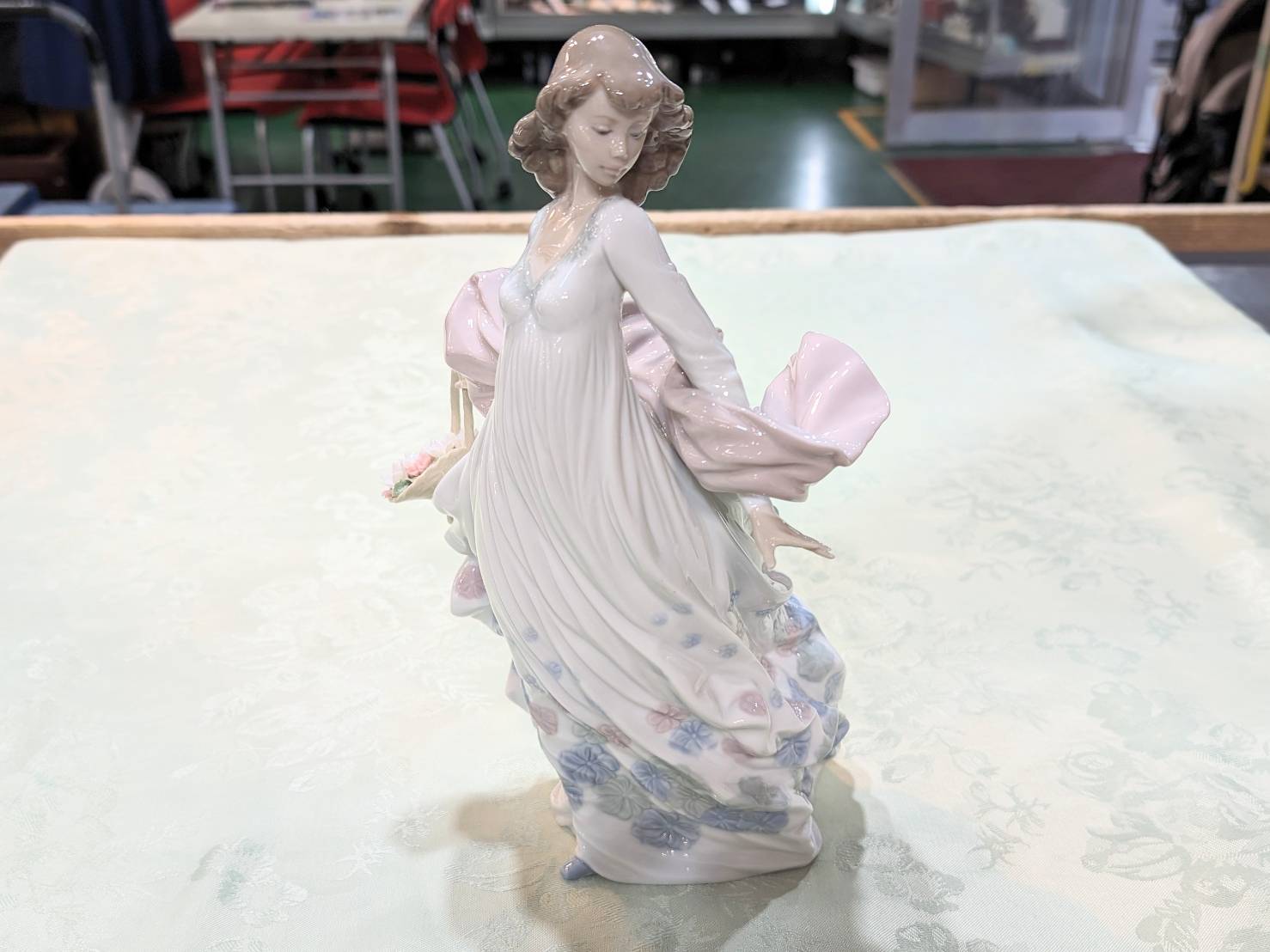 LLADRO リヤドロ 春の輝き フィギュリンを店頭にて販売中です！【愛品 