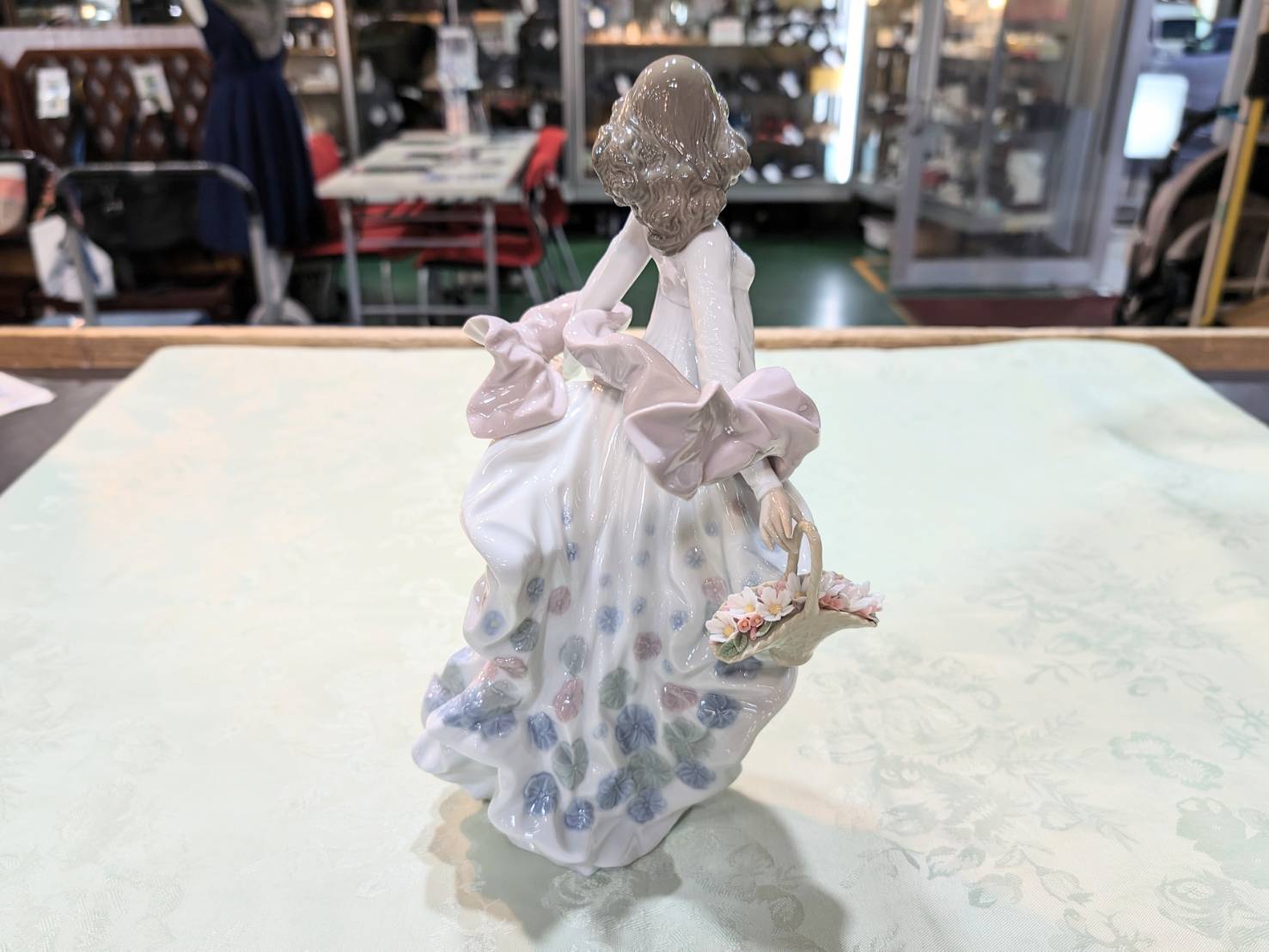 LLADRO リヤドロ 春の輝き フィギュリンを店頭にて販売中です！【愛品 