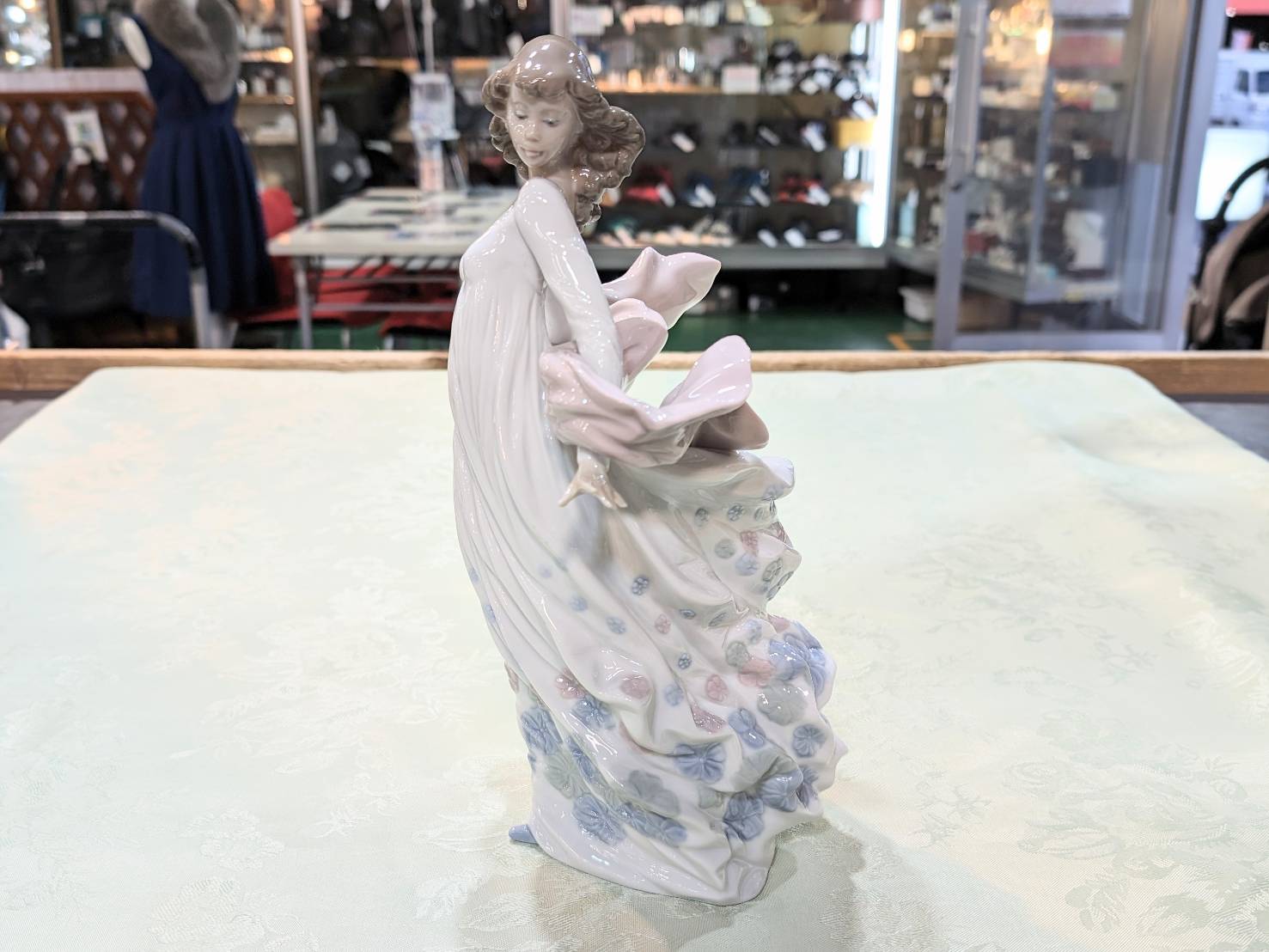 LLADRO リヤドロ 春の輝き フィギュリンを店頭にて販売中です！【愛品 