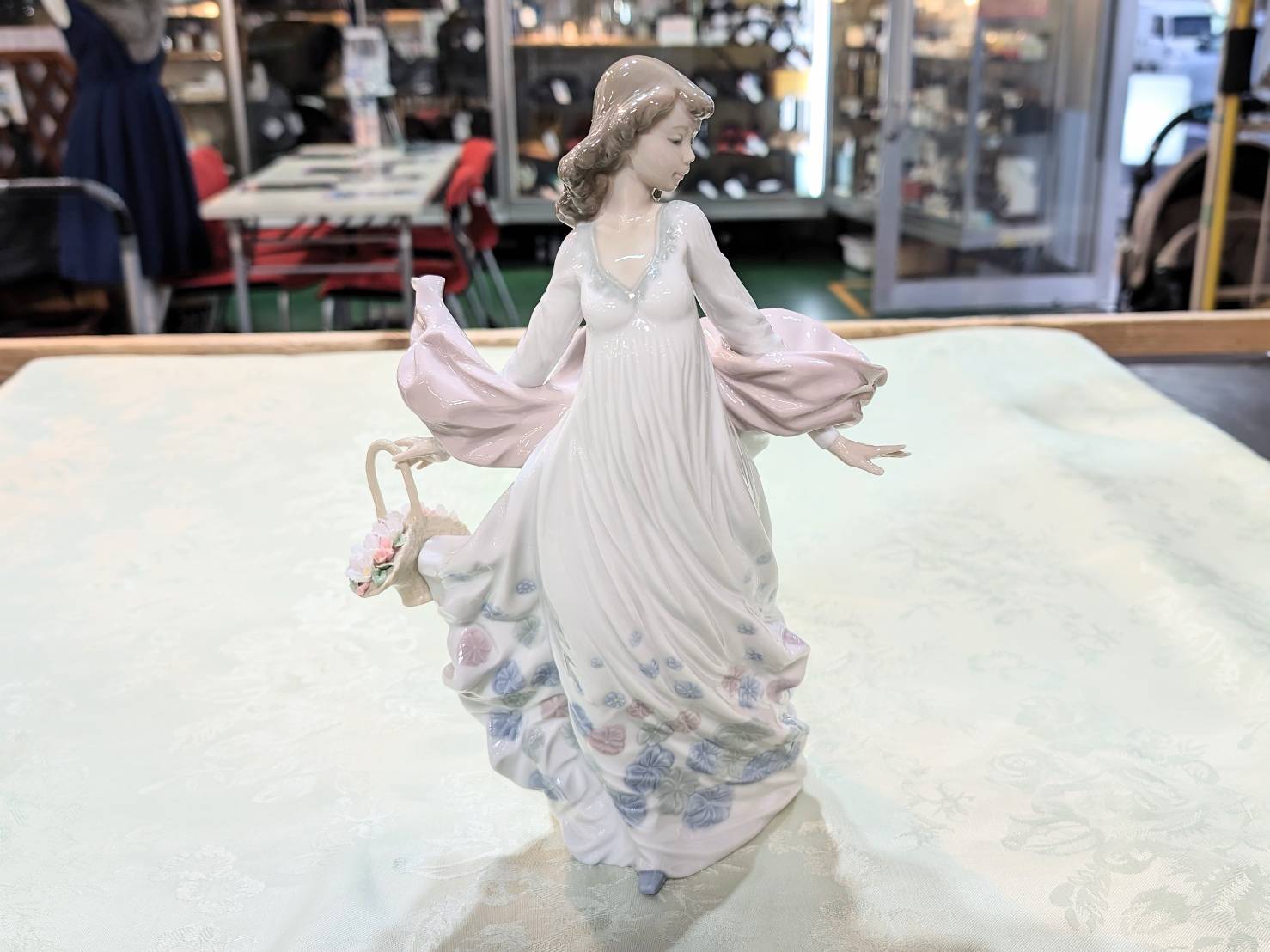 LLADRO リヤドロ 春の輝き フィギュリンを店頭にて販売中です！【愛品 