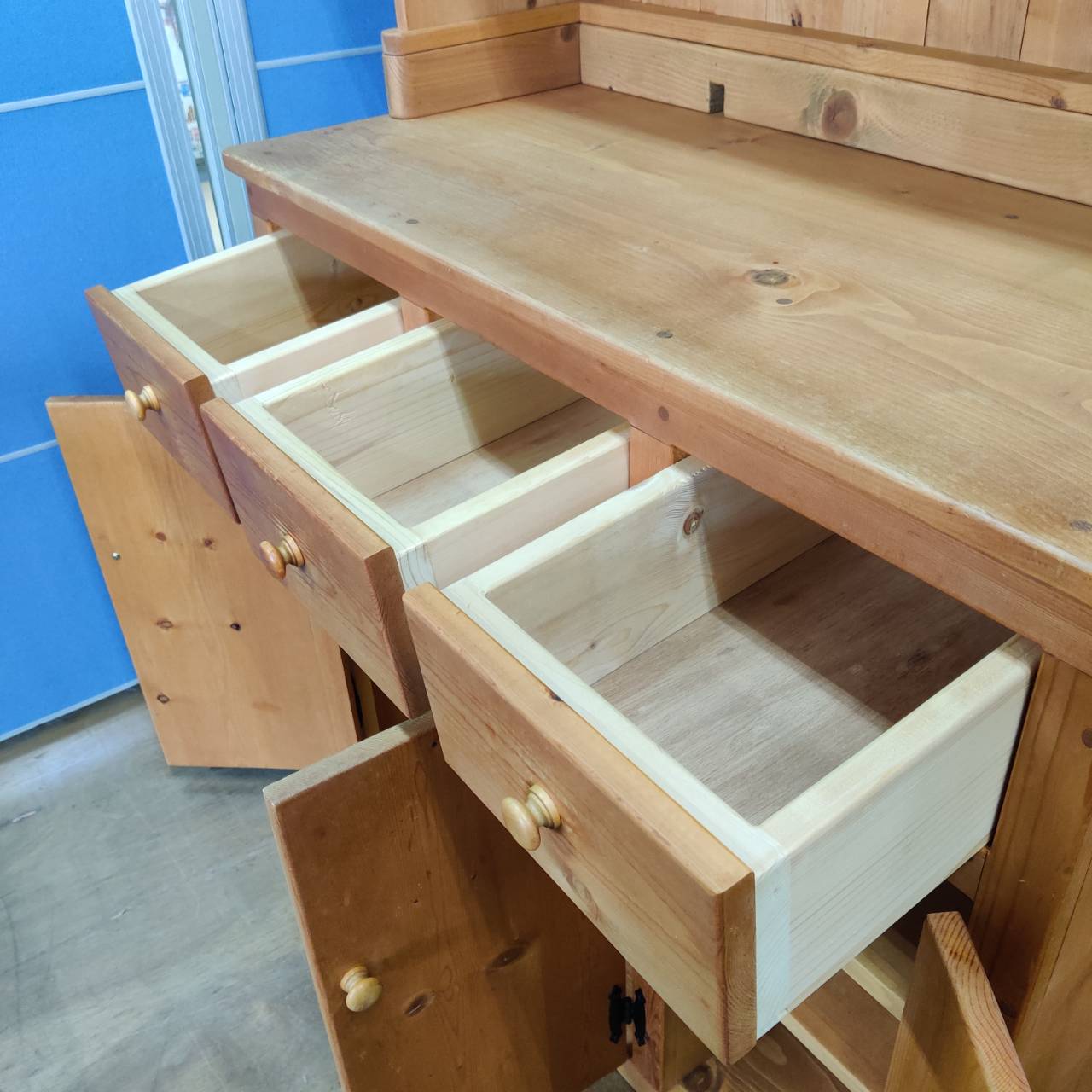 3枚扉キッチンキャビネット カントリー調 販売中！ 愛品倶楽部柏店  