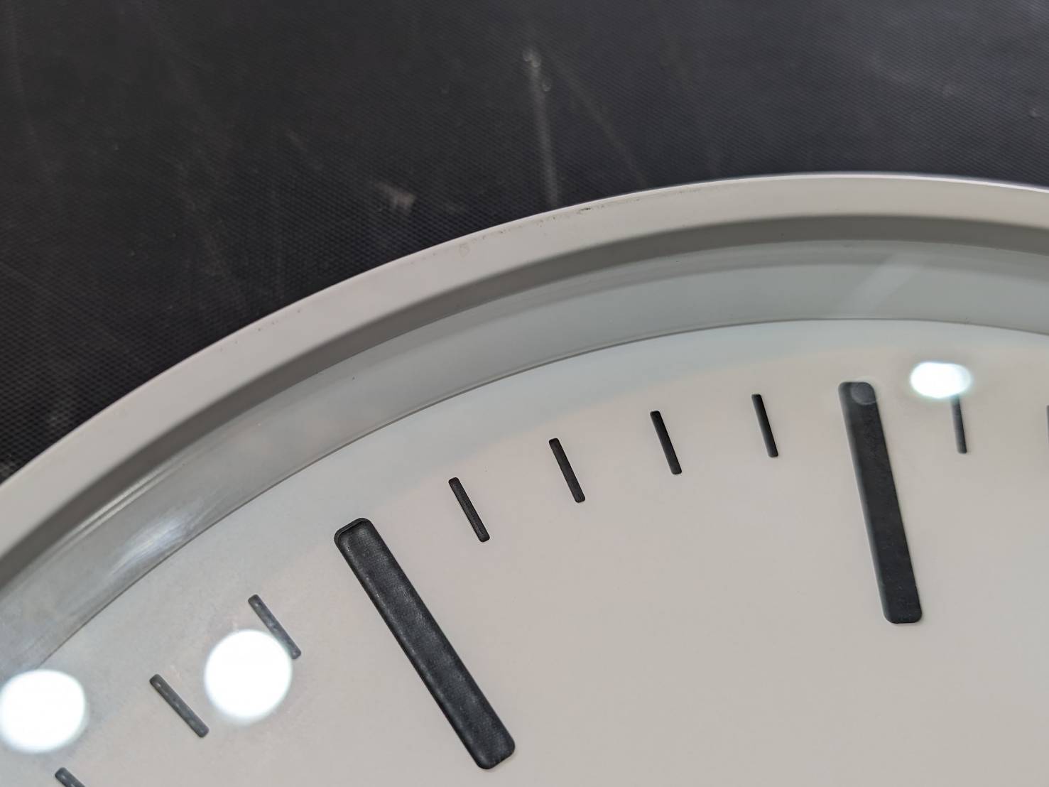 SEIKO セイコー アルミ製枠 電波掛け時計 KX308Wを店頭にて販売中です！