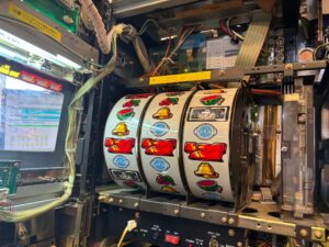 アントニオ猪木自身がパチスロ機｜スロット実機｜4号機買取致しました 