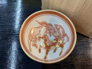 九谷焼 ｜ 相上芳景 赤絵馬飾盃 買取致しました｜リサイクルショップ愛 