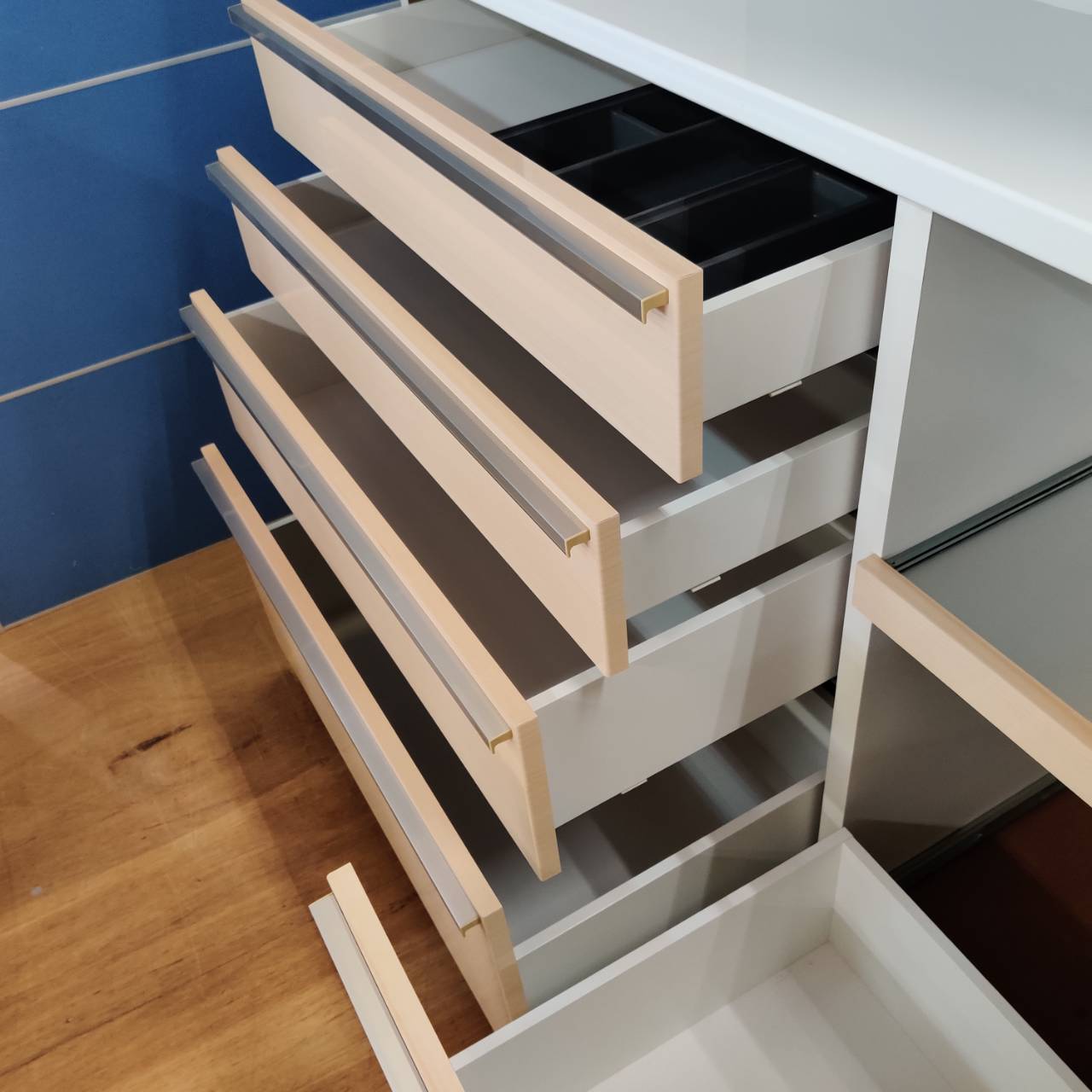 高橋木工 2枚スライド扉 キッチンボード シェモア120 販売中！ 愛品  