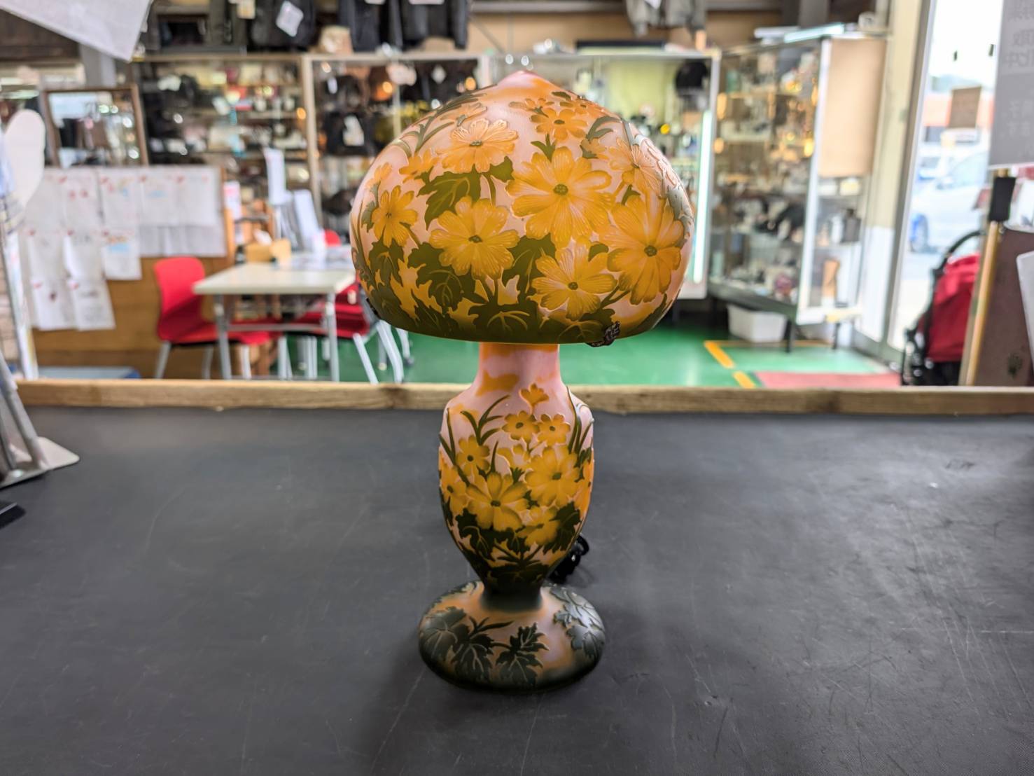 エミール・ガレ風 テーブルランプ 草花モチーフを店頭にて販売中です 