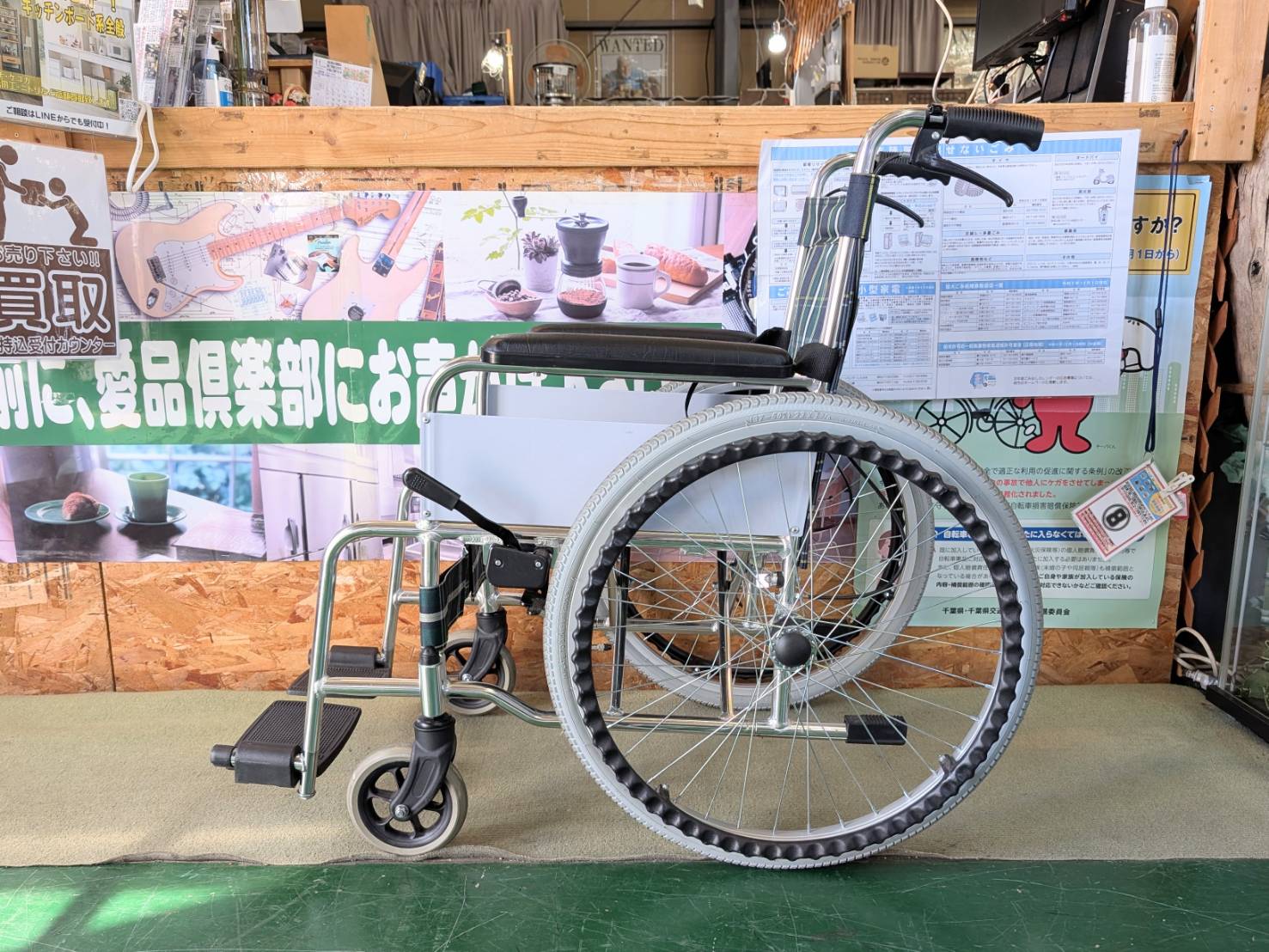 コーナン 自走式 アルミ製 車いす KG19-7242を店頭にて販売中です 