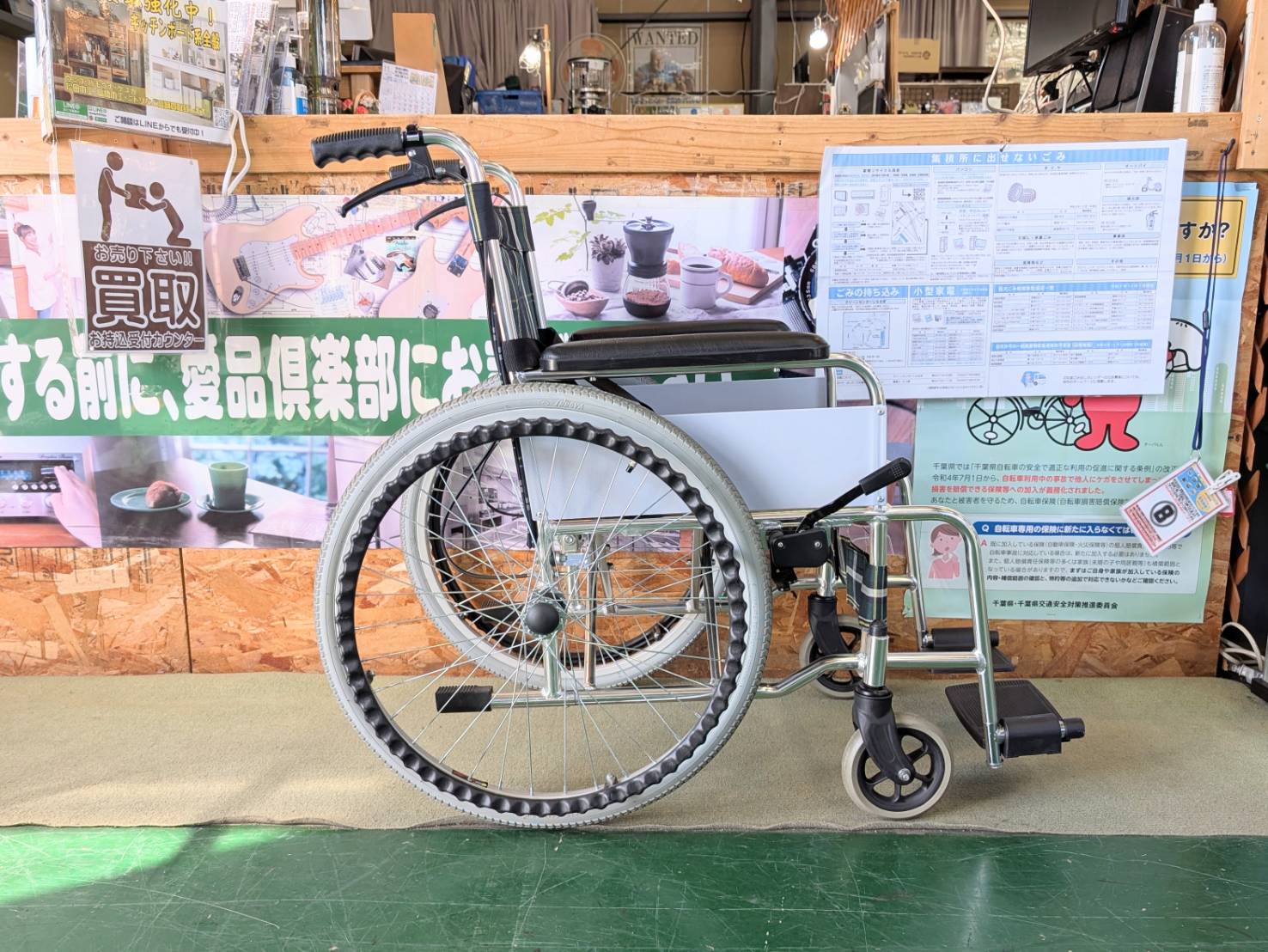 コーナン 自走式 アルミ製 車いす KG19-7242を店頭にて販売中です 