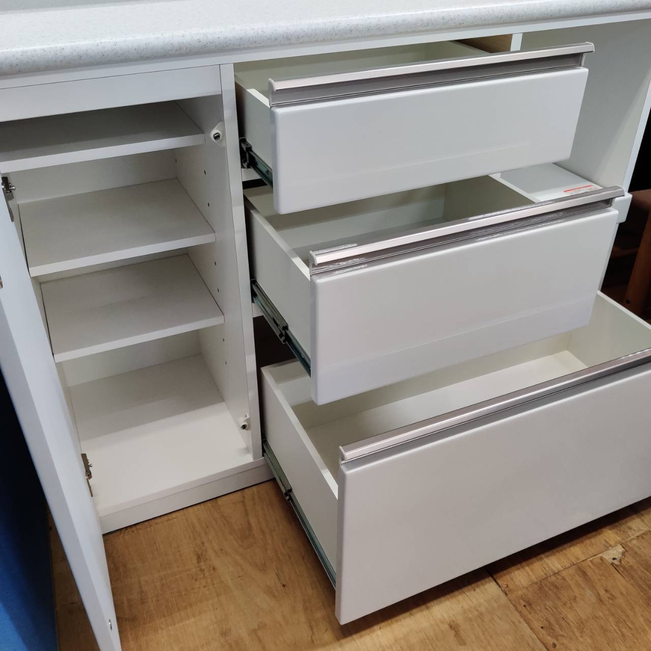 愛品倶楽部柏店】NITORI 2枚スライド扉キッチンボード アルミナ2 120KB