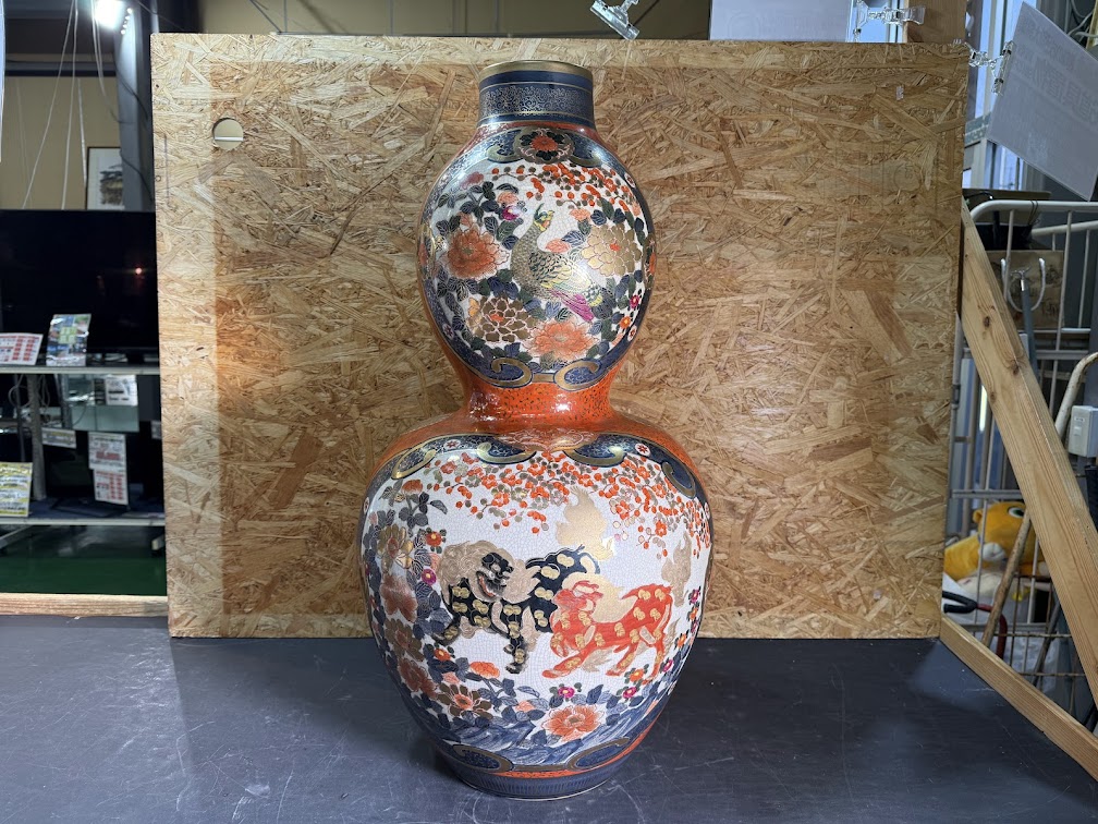 伊万里焼 伊萬里 唐草花文 唐獅子牡丹図 瓢箪型 飾り壺を店頭にて販売 