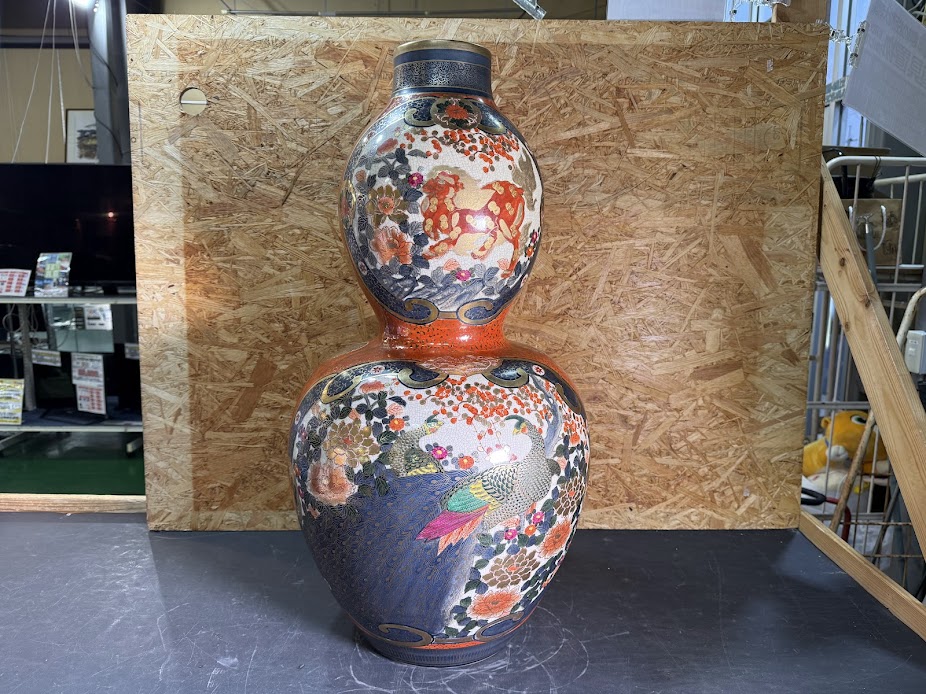 伊万里焼 伊萬里 唐草花文 唐獅子牡丹図 瓢箪型 飾り壺を店頭にて販売 