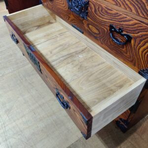岩谷堂箪笥_5段7杯整理箪笥上1段三ッ割-鍵×2本付属_拭き漆塗り-南部鉄器金具-羽牡丹-_155051849002-7