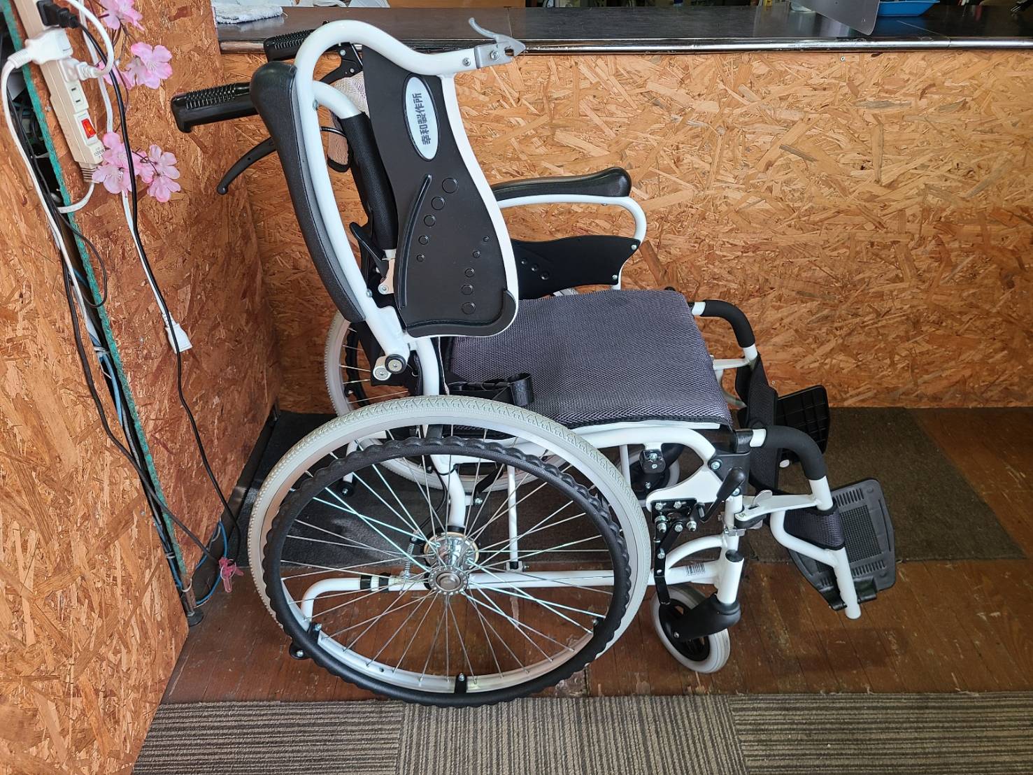 幸和製作所 テイコブ WHS09-BE 自走式車いす 買取いたしました｜愛品館 