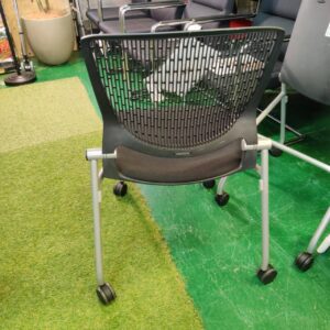 オカムラ_4本脚キャスター付き-サイドスタックチェア-オフィス_Grata-グラータ_150052058002-3