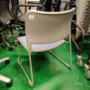 オカムラ_布張りスタッキングチェア-プラスチールフレーム_8104FX-1400_150050816002-2