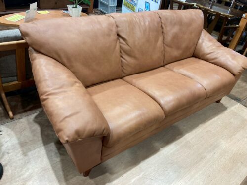 かねたや｜オシリス｜革張り3人掛けソファ入荷致しました 