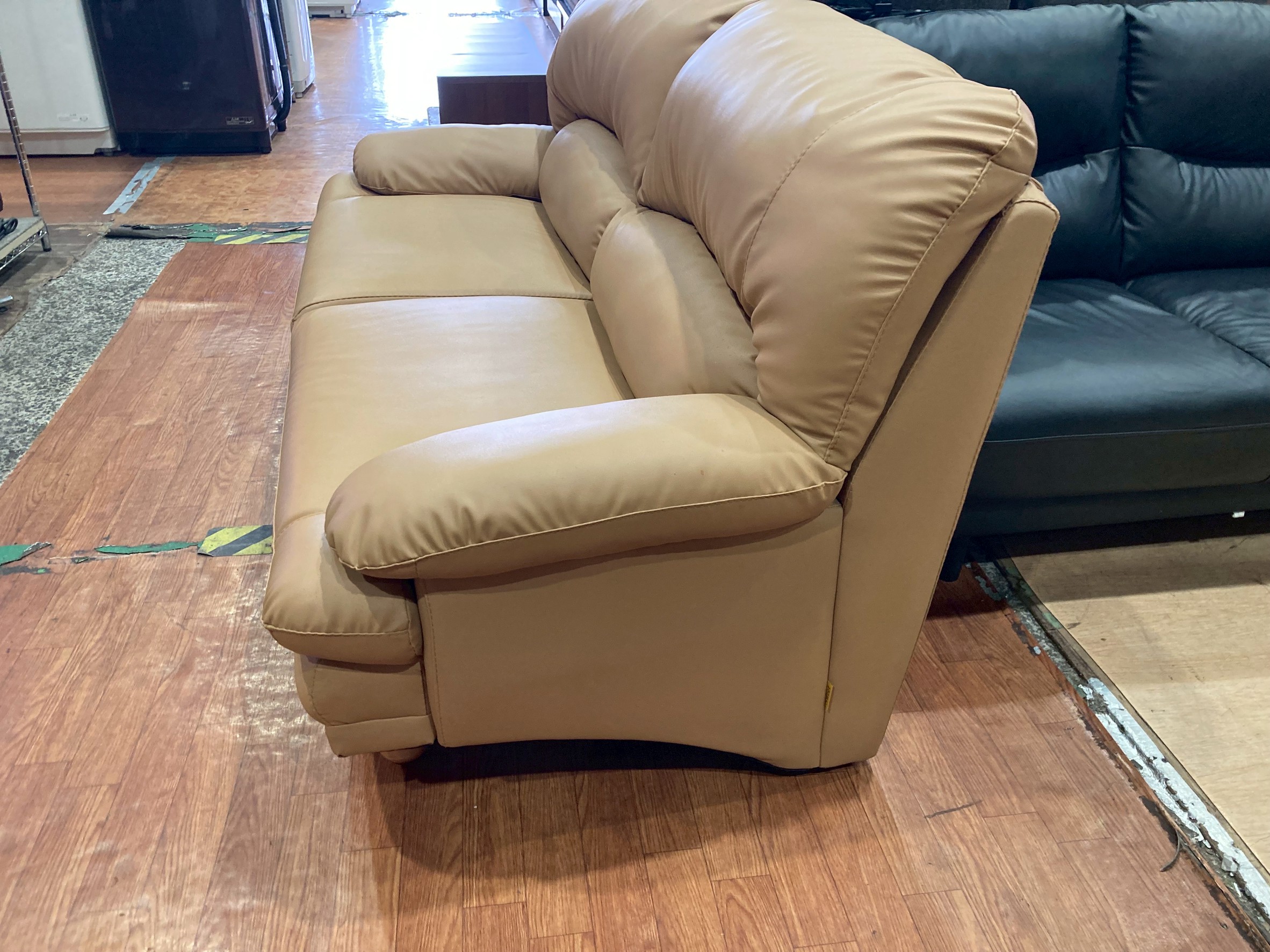 関家具｜スイート｜合皮張り｜3人掛けハイバックソファ入荷致しました 