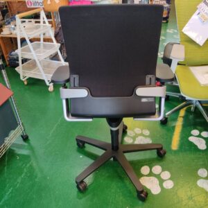 Wilkhahn_可動肘付-ミドルバックメッシュチェア_ONチェア_160022082002-3