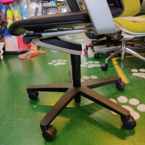 Wilkhahn_可動肘付-ミドルバックメッシュチェア_ONチェア_160022082002-4